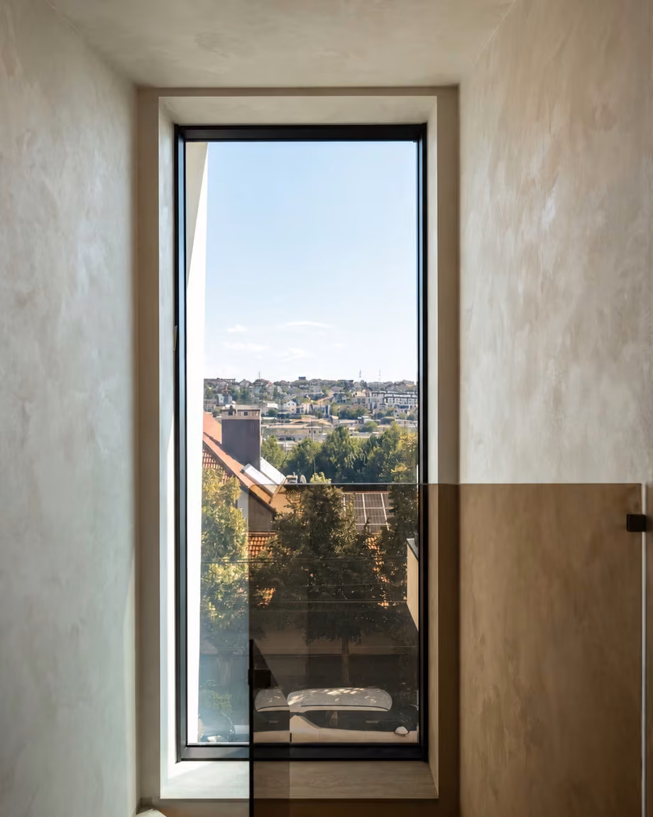 Daylight follows the staircase and opens the view outside. Glazing turns the space between floors into a natural part of the home's architectural composition.