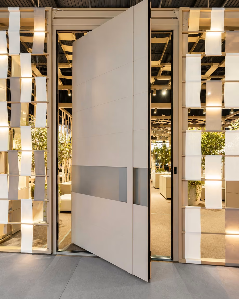 Large-scale entrances defined by a different way of opening. An understated presence that highlights proportions, materials and the clean lines of architecture.