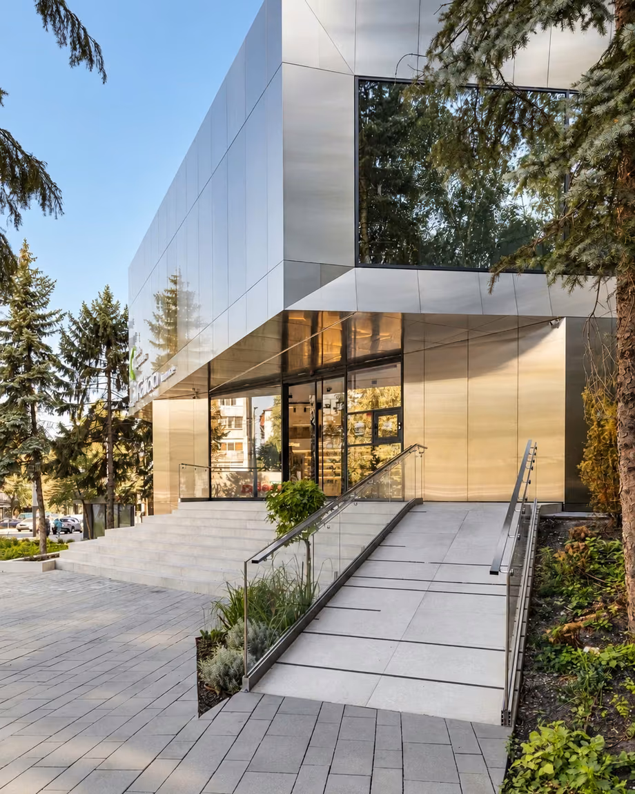 Panoramic facades bring daylight into architecture and open interior spaces towards the landscape. Expansive glazing shaped by clear proportions and balance.