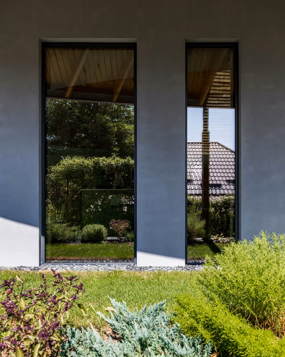 Windows that shape the rhythm of a façade and let daylight define the interior. Glazed surfaces in dialogue with the lines and proportions of architecture.