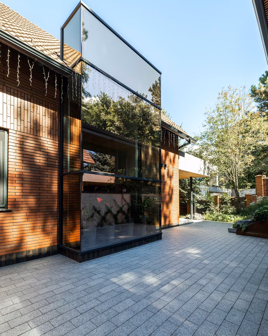 A transparent volume that brings the garden closer and reshapes the connection between home and outdoors. Daylight from different angles in open architecture.