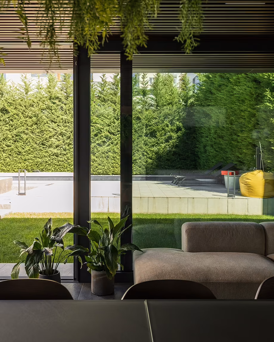 Generous openings that bring the garden closer to the interior and let daylight shape the space. A natural connection between architecture and the outdoors.