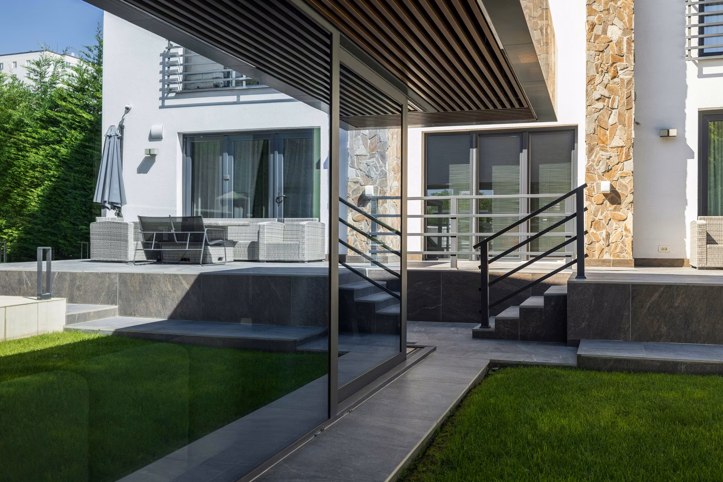 View of the terrace's glazed surfaces and their connection with the outdoors.