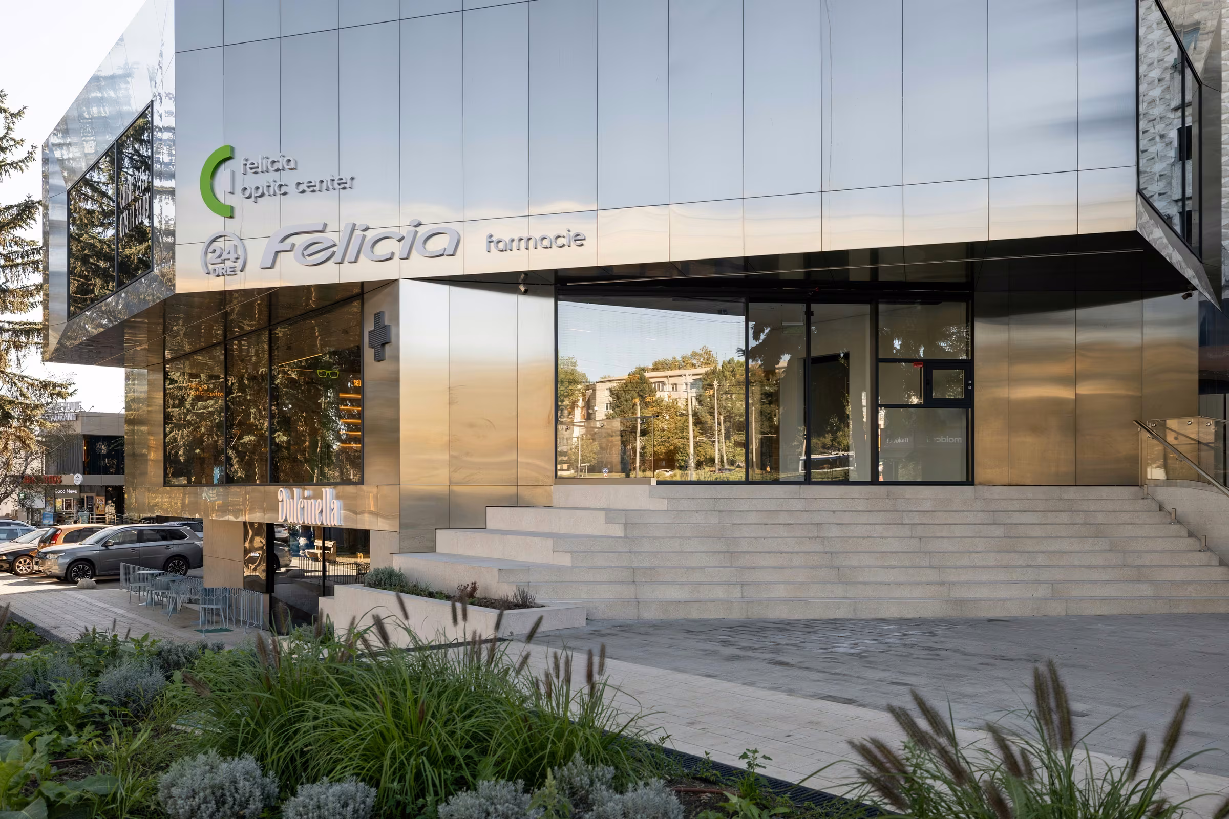 Perspective of the pharmacy's panoramic glass surfaces.