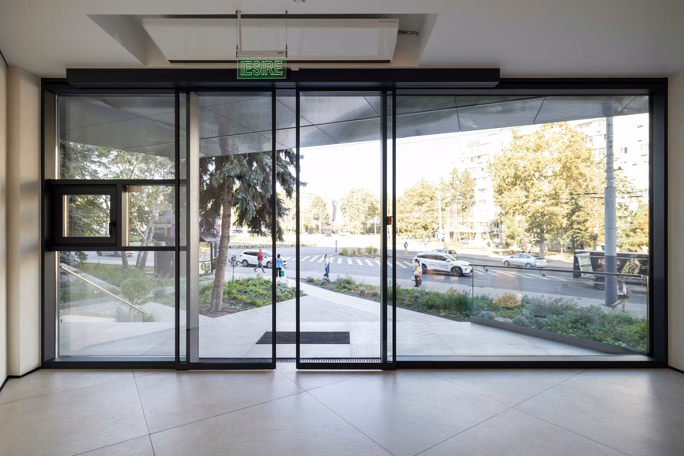 Perspective of the entrance frames and glass surfaces.