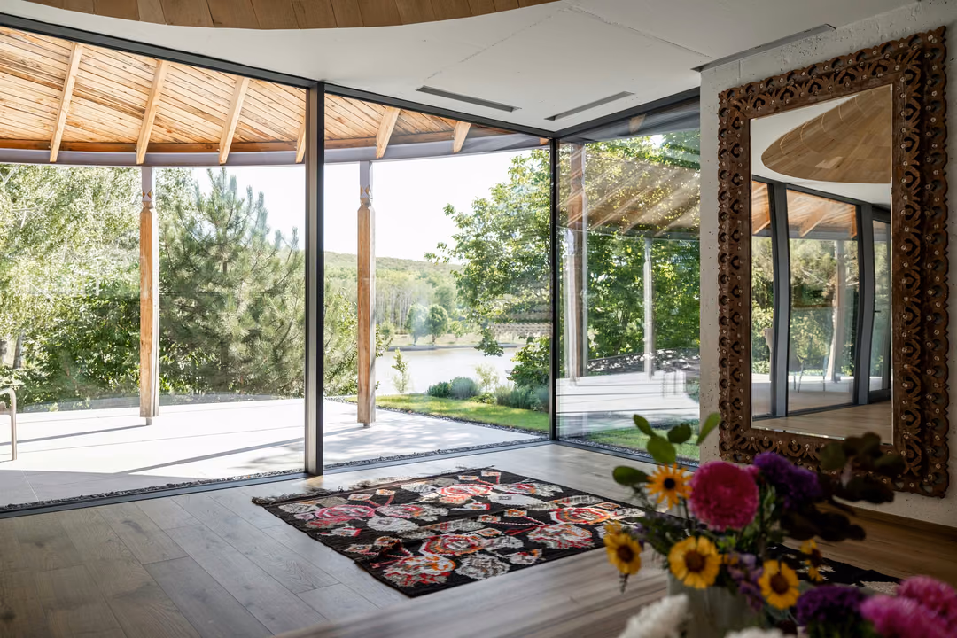 Large Windows, More Natural Light. How Glazing Transforms a Home