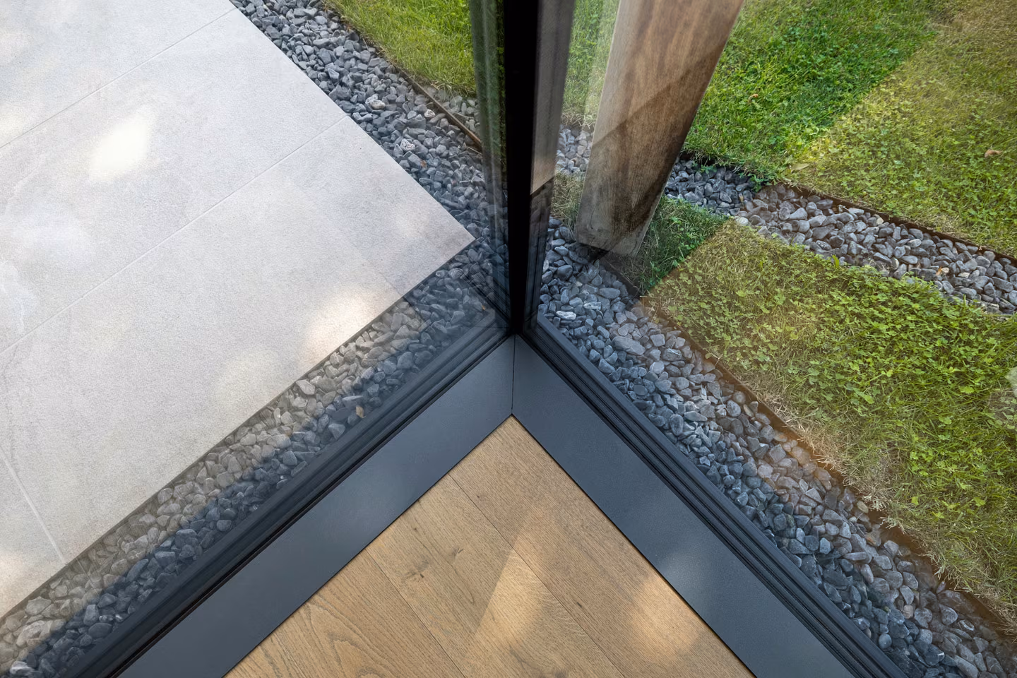 A discreet line supported by precise details.