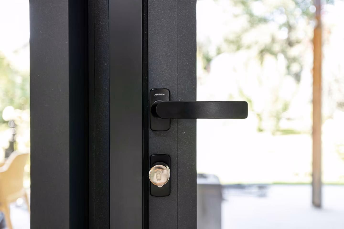 Profile, threshold and hardware: details that define how the door works.