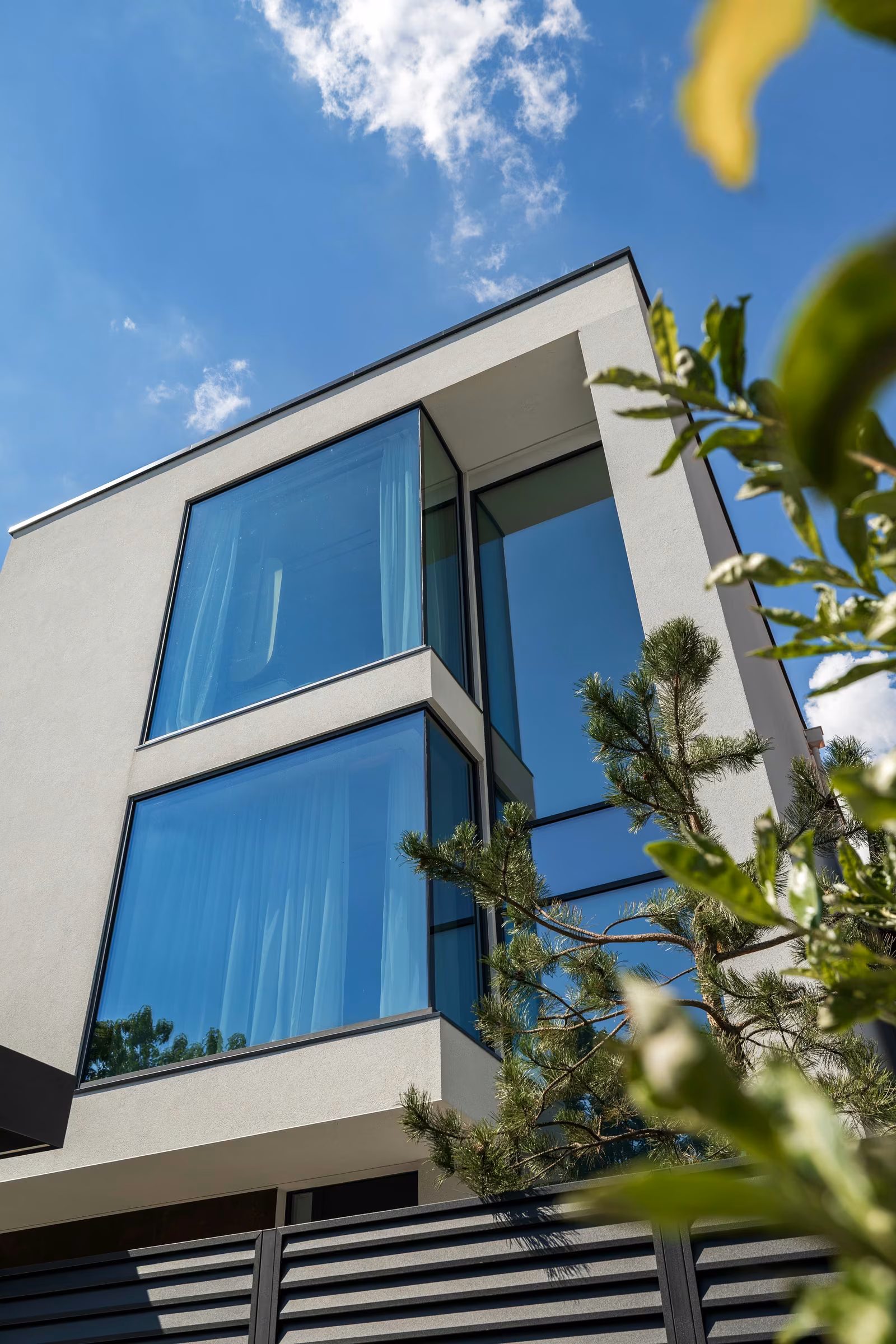 Large Windows, More Natural Light. How Glazing Transforms a Home
