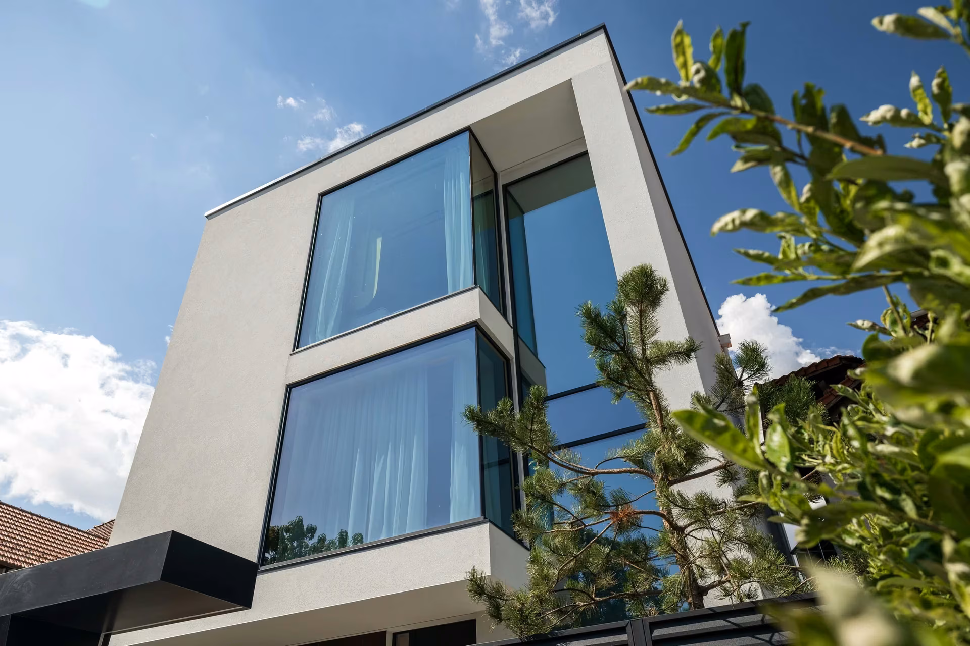 A contemporary home where daylight reaches deep into every room, while generous glazing and carefully integrated details shape a clear, open architecture.