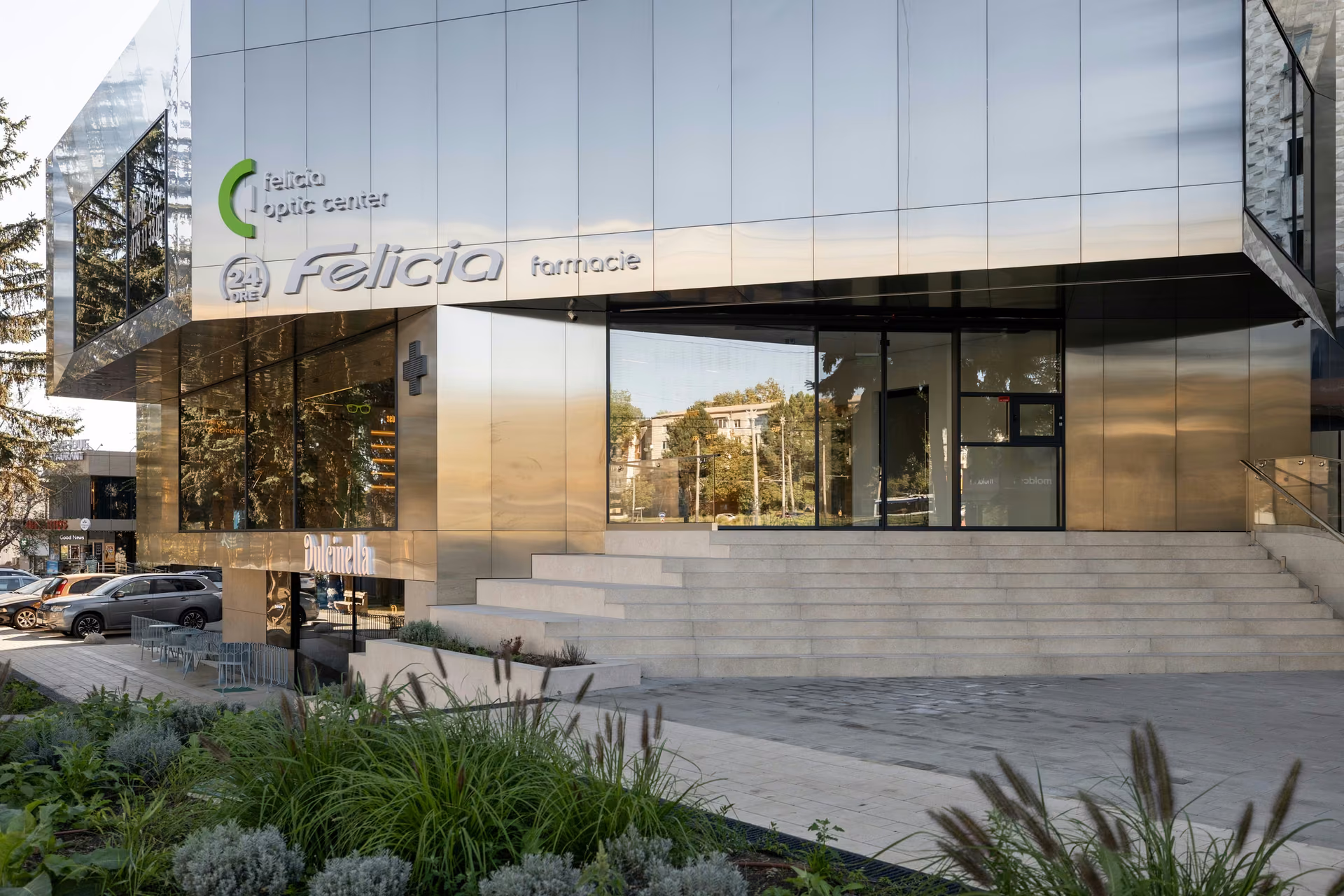At Felicia Pharmacy, 186.7 m² of glazed openings shape a transparent façade, while sliding and pivot doors connect the entrance with urban architecture.