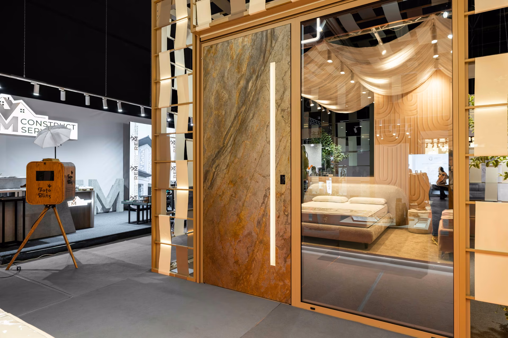 An exhibition space where glazed façades, pivot doors and windows become real experiences, inviting visitors to explore materials and architectural details.